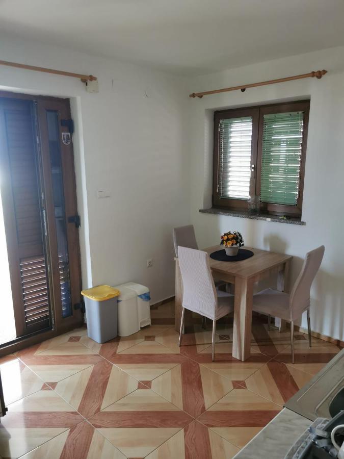 Guarda Alla Vita Njivice Exterior foto